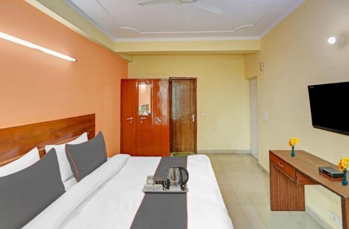 Hotel Ashvins Palace Gurgaon Bagian luar foto