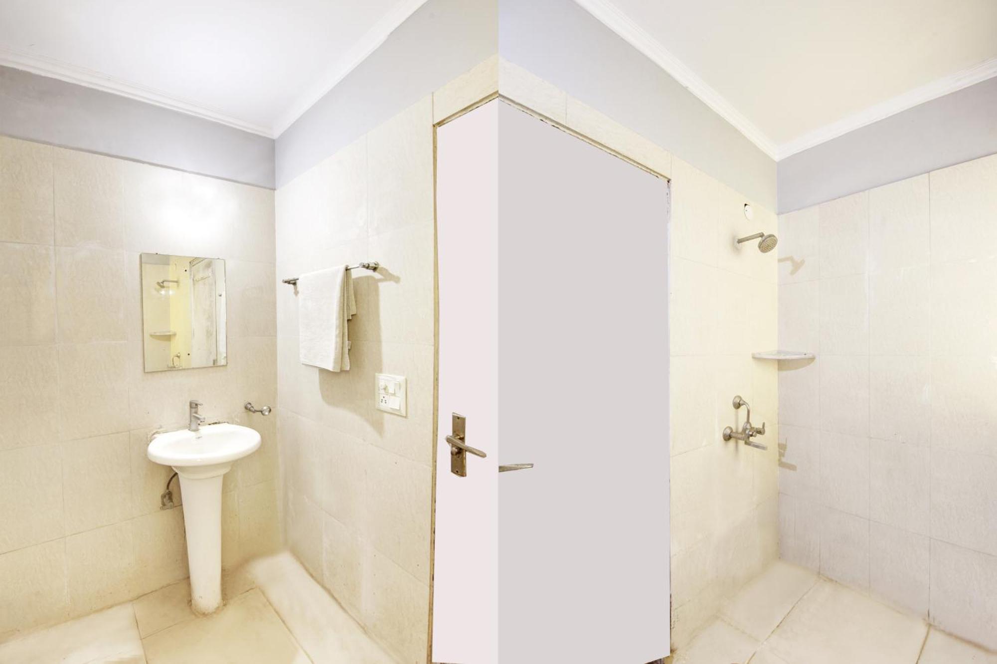 Hotel Ashvins Palace Gurgaon Bagian luar foto