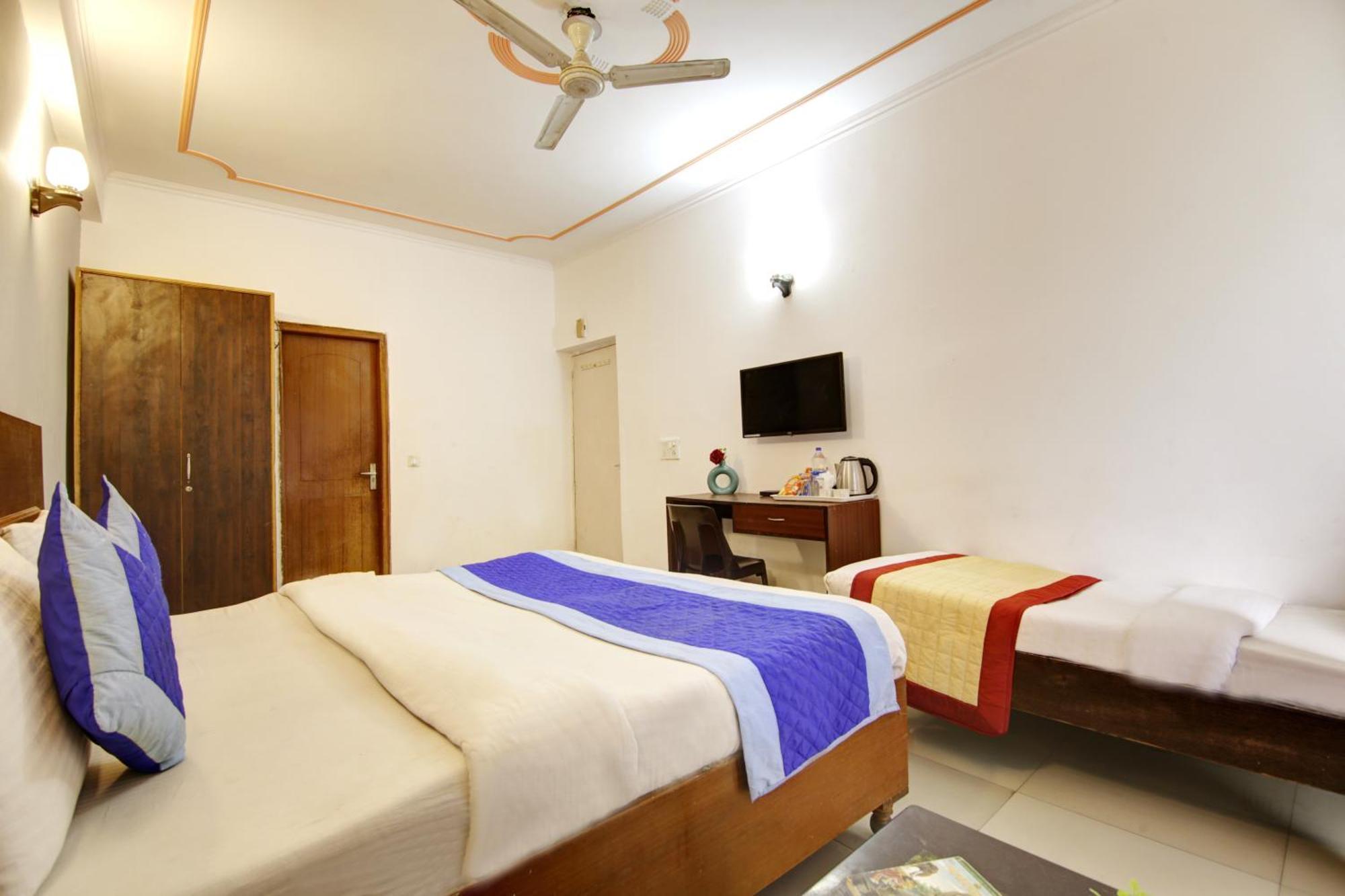 Hotel Ashvins Palace Gurgaon Bagian luar foto