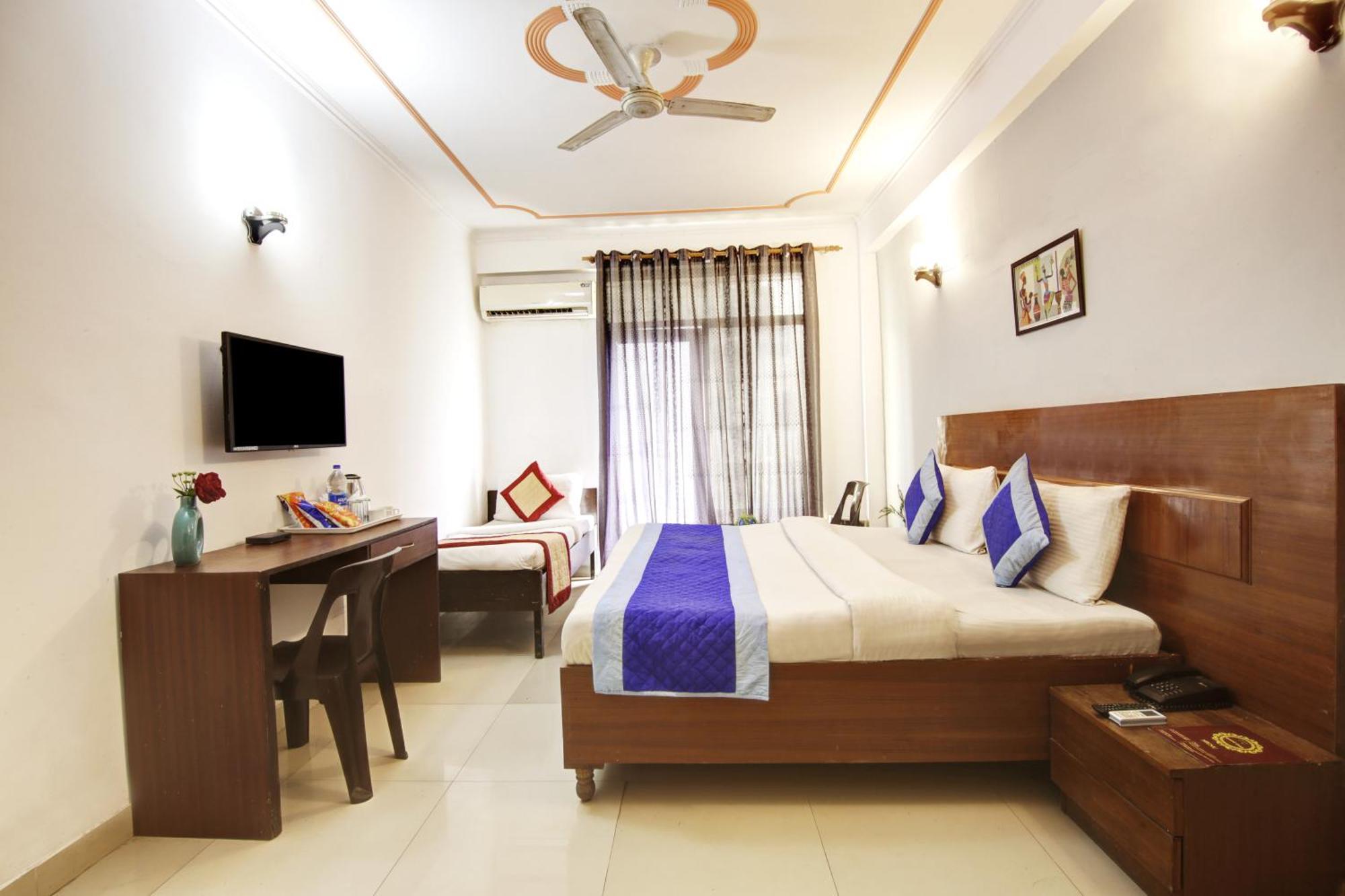 Hotel Ashvins Palace Gurgaon Bagian luar foto