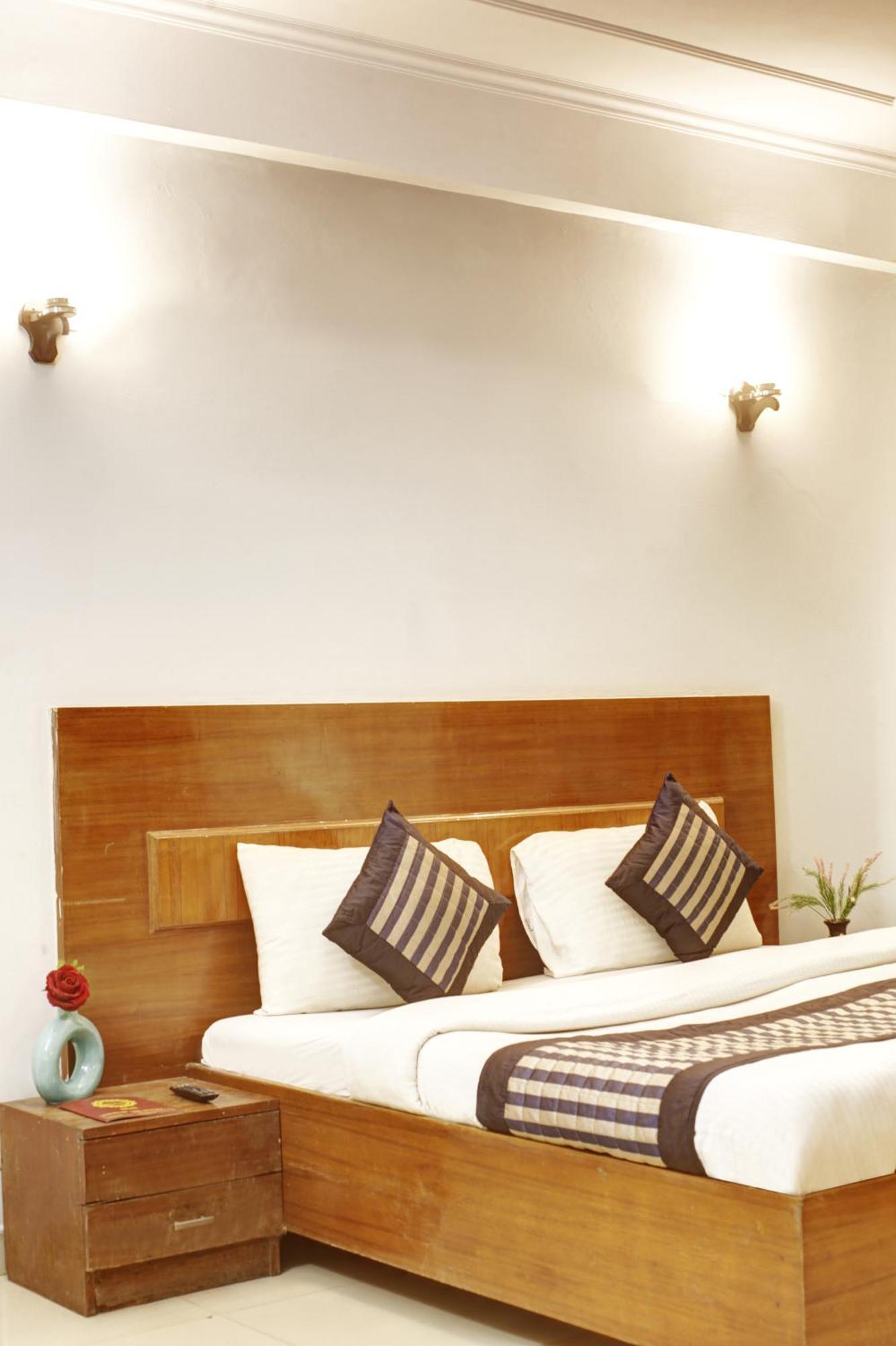 Hotel Ashvins Palace Gurgaon Bagian luar foto