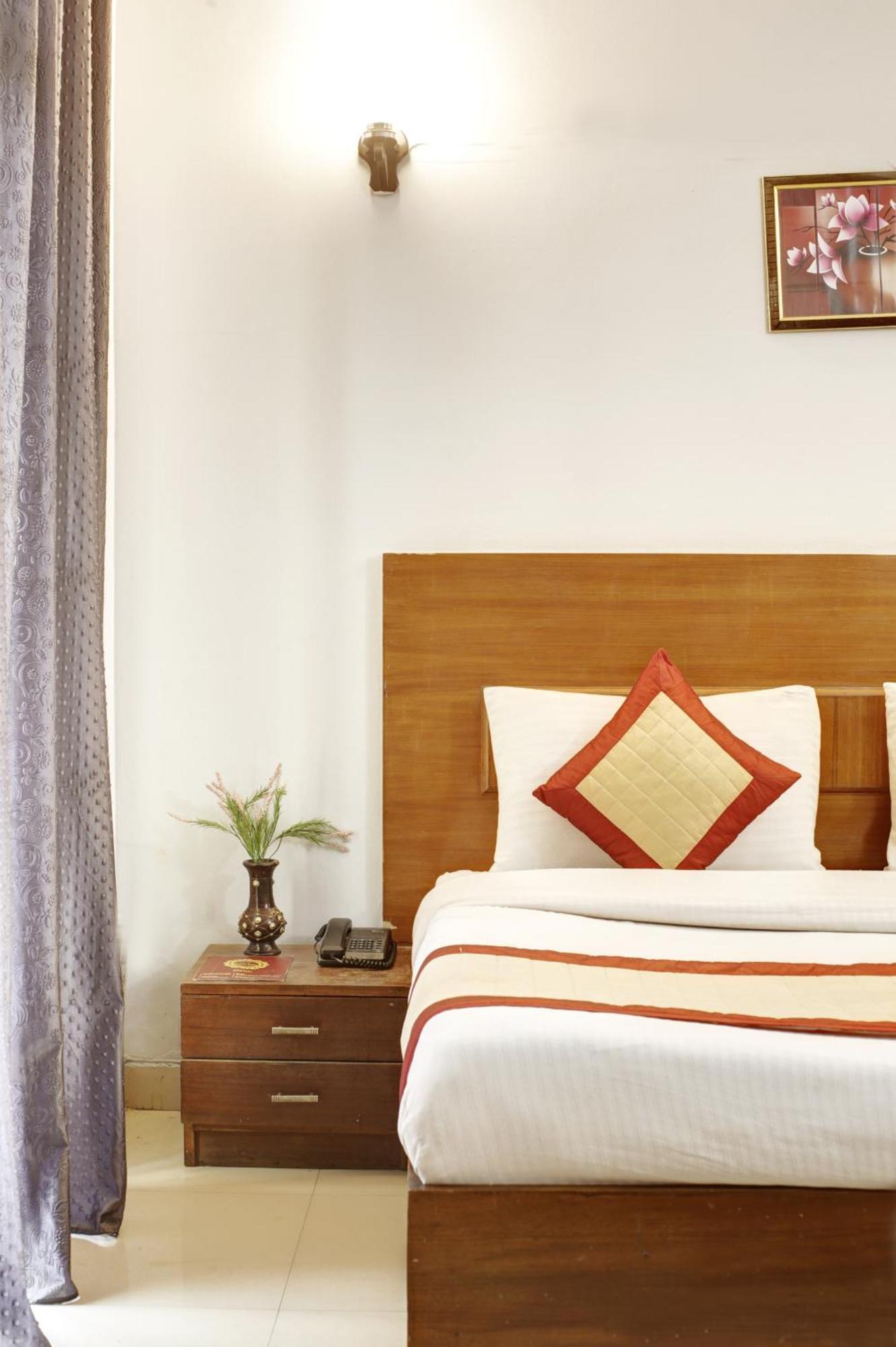 Hotel Ashvins Palace Gurgaon Bagian luar foto